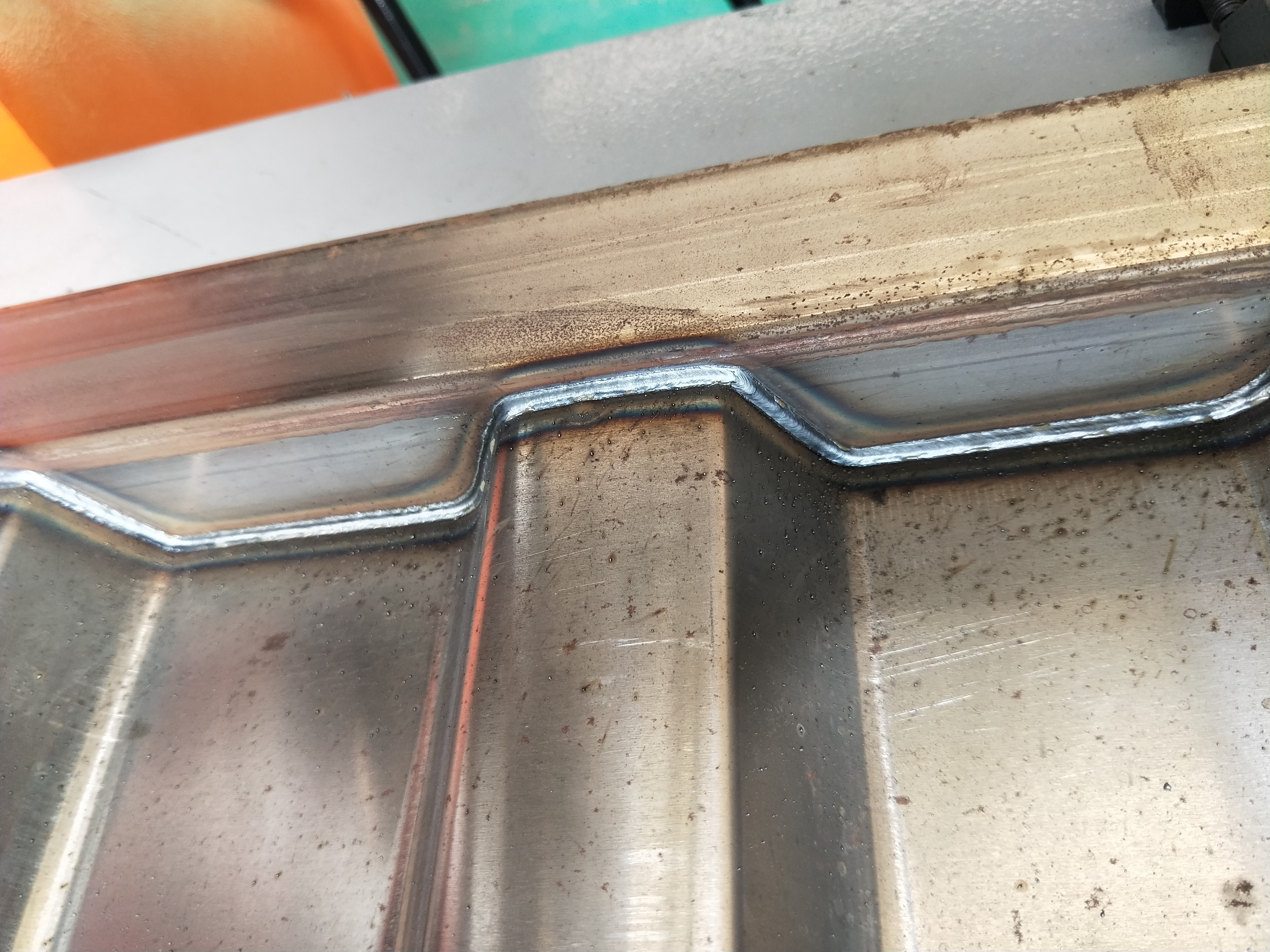 Horizontal corrugated plate welding equipment