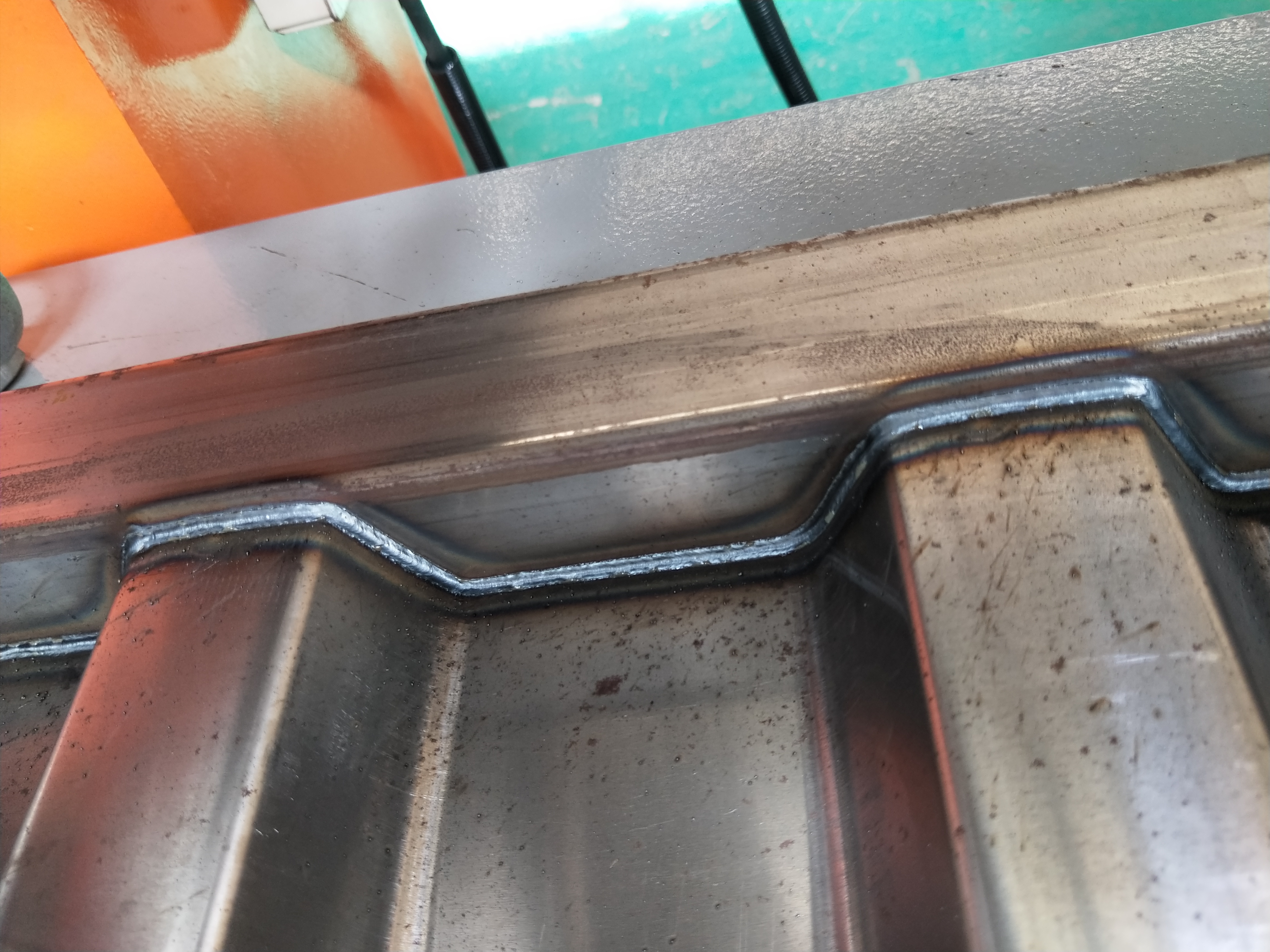 Horizontal corrugated plate welding equipment